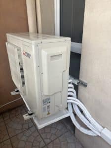 Groupe extérieur mitsubishi pour clim multi-split installé à Échirolles