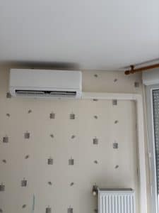 Unité intérieure clim discrète et esthétique dans appartement grenoblois