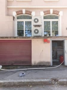 Groupe extérieur Mitsubishi Electric installé en hauteur sur façade Isère