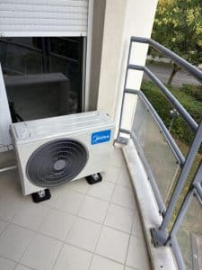 Unité extérieure midéa climatisation réversible installée à Grenoble