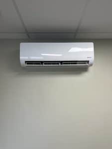 Split mural de climatisation posé dans une chambre à Échirolles