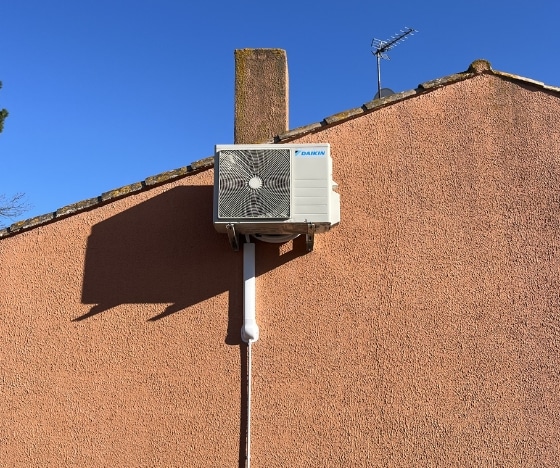 Unité extérieure Daikin installée en façade de maison à Grenoble