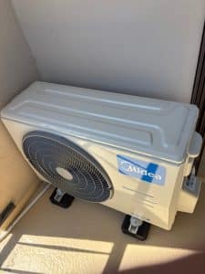Pose d'une clim réversible de marque Midea sur le balcon d'un appartement à Grenoble