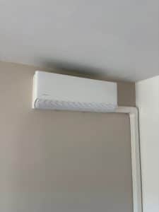 installation d'une clim réversible de marque Midea dans un logement en copropriété à Grenoble